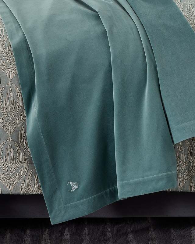 Pica Velvet Throw